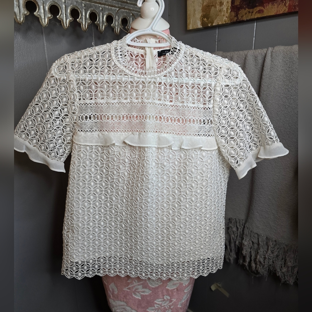 ZARA WOMAN Lined Lace Short Sleeve Top